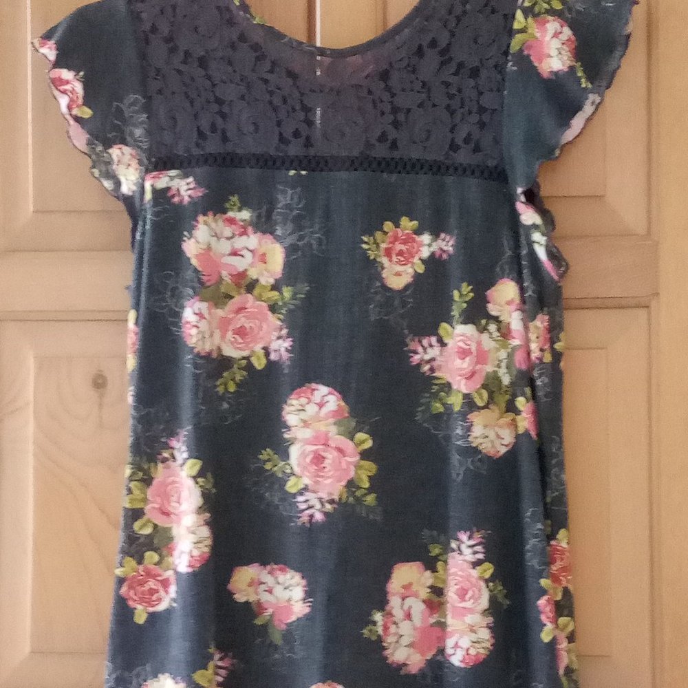 torrid PLUS SIZE Gray/Grey Floral Lace Yoke Tunic with Pink Roses Size 00 (00x)